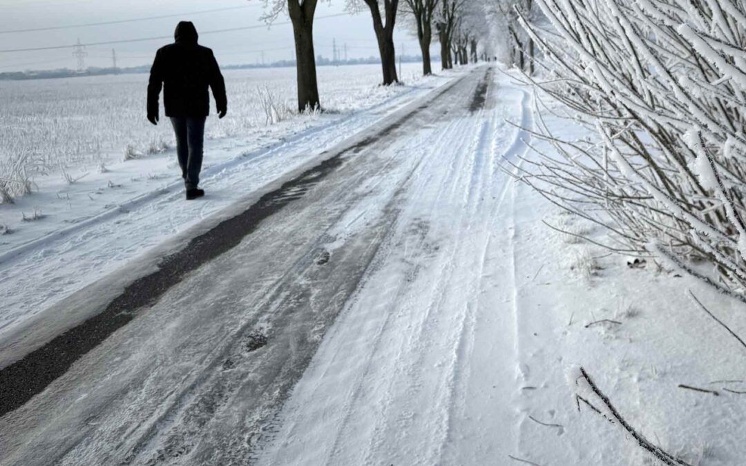 Glätte auf Gehwegen und Nebenstraßen – wichtige Hinweise